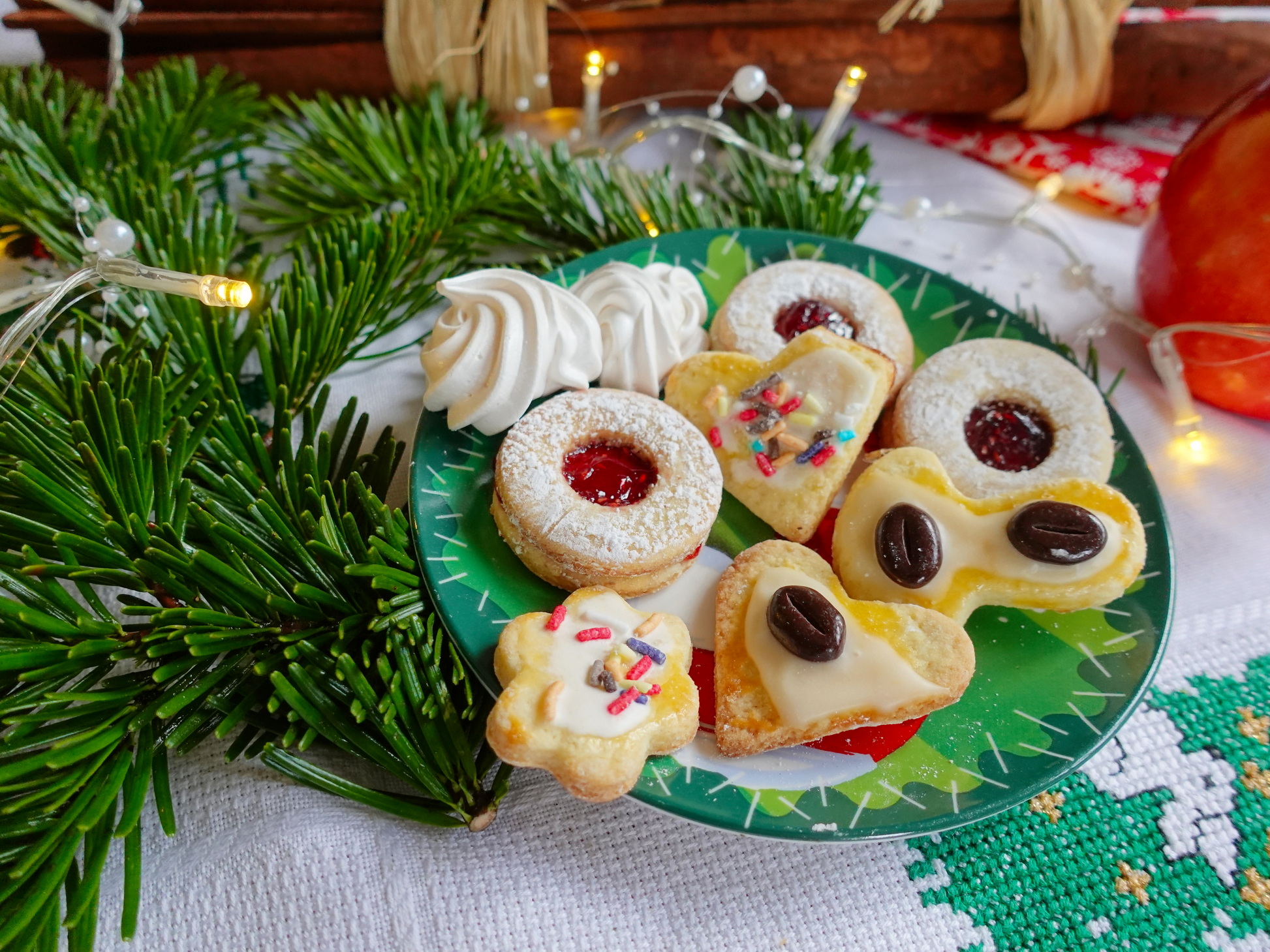 MERINGUE SAPIN GUIRLANDE SABLES POINT DE CROIX NOEL | La Pommeraie Petits gâteaux de noël (Bredeles) de Dolfi ! 3